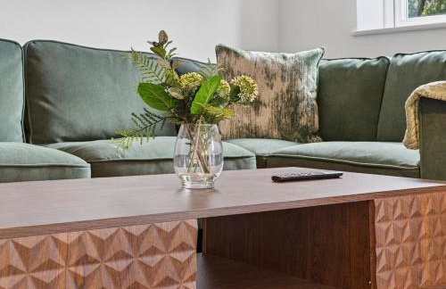 City Centre 2BR Apt with Balcony Access and Free Parking - Foto 24