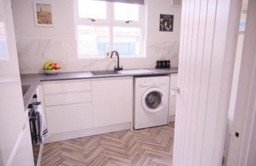 2BR City Centre Apartment By Travel Lets Short Term Rental Agency Derry With Free WiFi - Foto 24