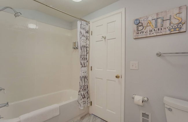 3 Bedroom Downtown with Firepit - Photo 30