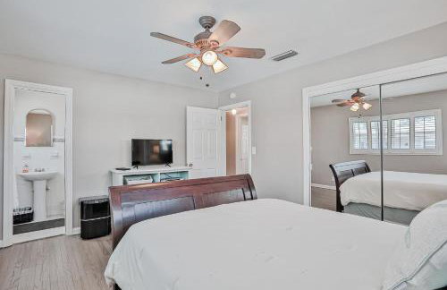 Beach house & backyard oasis with private pool - short walk to beach - Foto 14