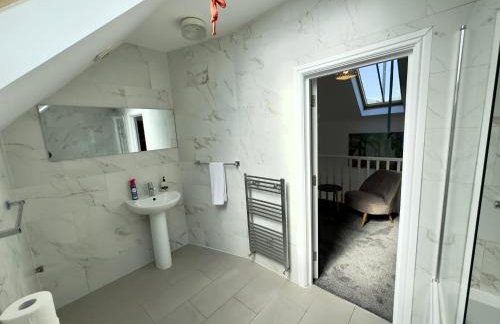 Spacious 3-Bed Home with Garden, Private Parking, Smart Tv's, Fast Wi-Fi - Photo 27