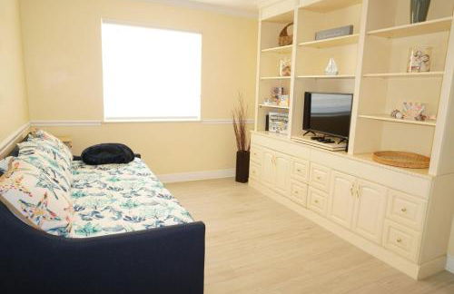 3 bedroom 2 bath home walking distance to beach - Foto 36