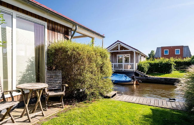 Cozy Chalet Right on the Water in Friesland - Foto 10
