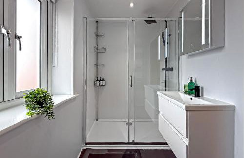 Contractors Heaven-POOL TABLE-THREE BEDROOM HOUSE WITH SEPARATE ONE BEDROOM SELF CONTAINED-Close to AIRPORT - Foto 7