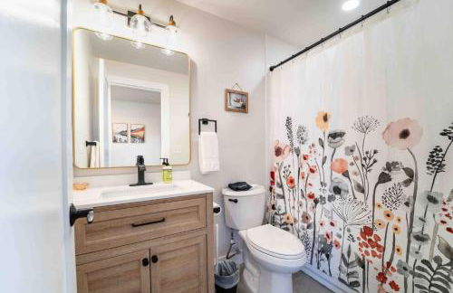 Morrison Getaway - 2BR House BBQ Free Parking - Foto 12