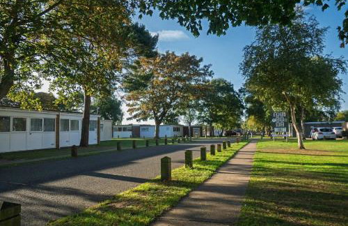 288, Two bed Chalet on Belle Aire Holiday Park - With private veranda, sleeps 5, pet friendly, free Wi-Fi, bed linen and towels included and onsite entertainment available - Foto 27