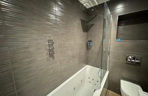 Luxury 6-Bed House - 6 En Suite- Jaquzzi Baths - Private Parking - Suitable for contractors - Foto 24