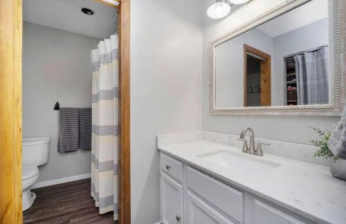 Lakeside Getaway with Hot Tub - Foto 7