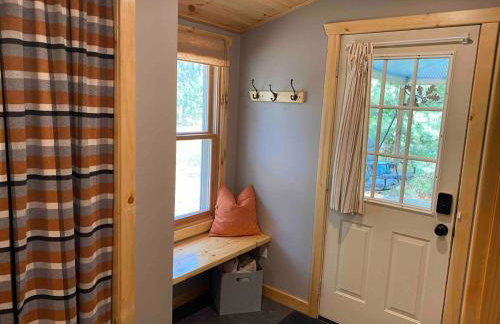 Cabin in the woods with fire pit and porch - Foto 46