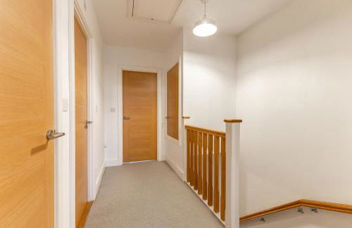 Heathrow House with Parking - Sleeps 5 near M25, Virginia Water, Thorpe Park & Legoland, Mid To Long Term Bookings Welcome - Foto 3