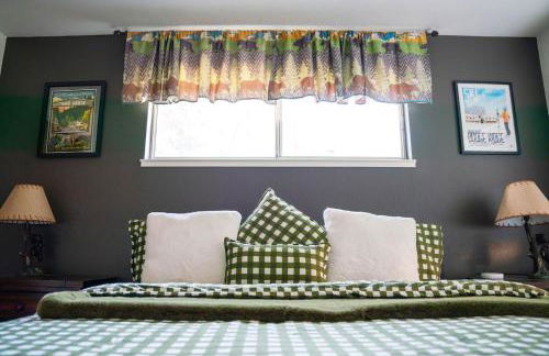 Sierra Cabin w NEW Hot Tub Walk to Town - Photo 20