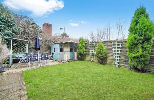 Luxury House with Pool Table, Sky TV, Netflix, Fast Wifi, Garden & Free Parking by Yoko Property - Photo 21