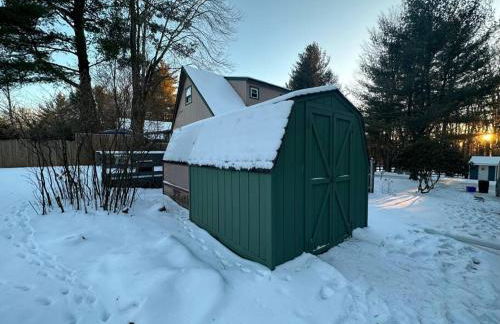 Lakefront with Lots of Light and Private Dock Access - Foto 33