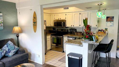 ZERO FEES Aloha Lani Condo #A208 at Casa De Emdeko - Foto 5, stove, minibar