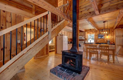 Secluded 2BR Cabin w Hot Tub, Pond, Trails, WiFi - Foto 3