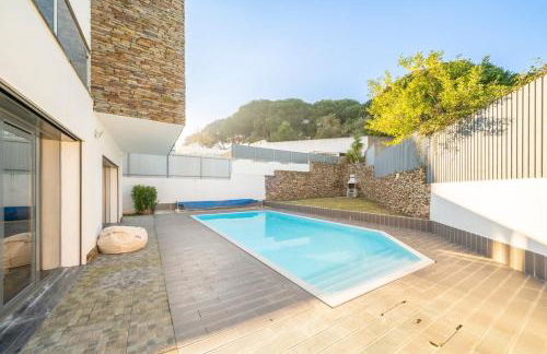 GuestReady - Charming family retreat with pool - Photo 41