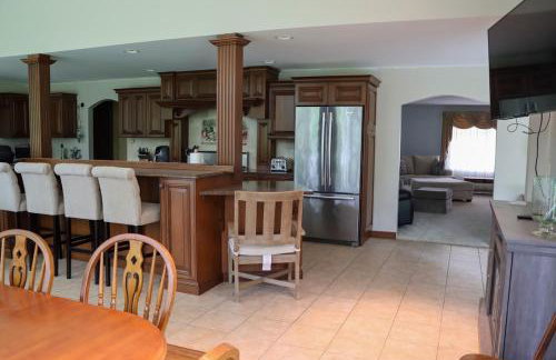 Large home with hot tub in serene wooded setting - Foto 54