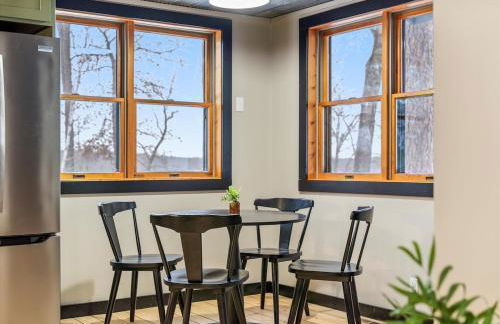 The Log Haus, a newly renovated lakefront cabin close to the trails - Foto 10