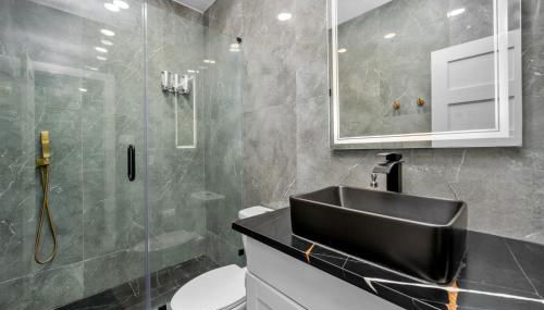 Modern Studio Retreat with King Bed, Full Kitchen & Free Park - Foto 2