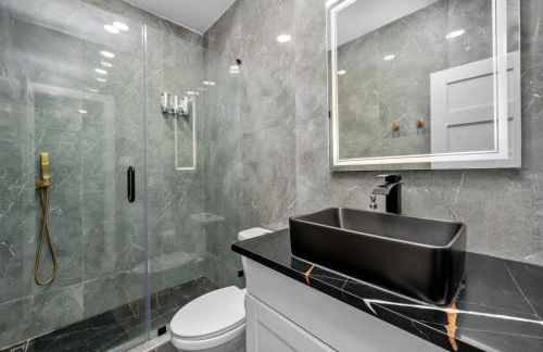 Modern Studio Retreat with King Bed, Full Kitchen & Free Park - Foto 2