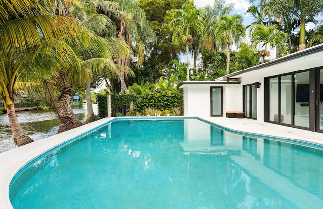 Peaceful 3BD Family House With Pool - Photo 23