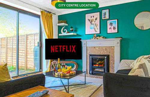 Emerald House - Prime Location - Driveway Parking, Pool Table, Fast Wifi, Self Check-In and Sky TV by Yoko Property - Photo 1