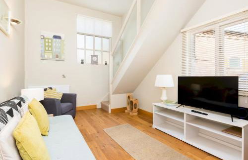 CV37 9HF The Tack Room Shottery · Charming 1Bed in Shottery with secure Parking Pass The Keys - Photo 5