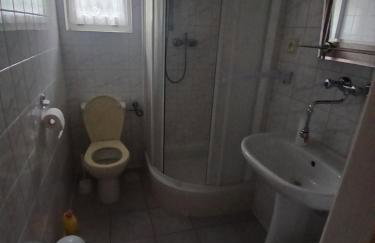 Willa na Kaszubach z wlasna linia brzegowa nad jeziorem 4 sypialnie ,ryby,grzyby - Foto 9