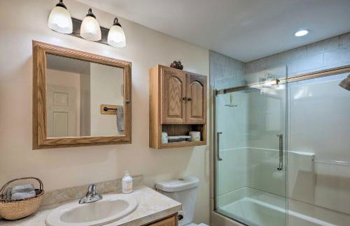 House with Balcony about 5 Mi to Cranmore Resort! - Photo 22