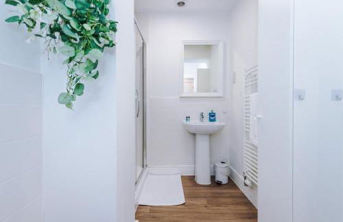 Relax in Style at Wedgwood House 3 BR Home with Garden & Parking - Foto 28