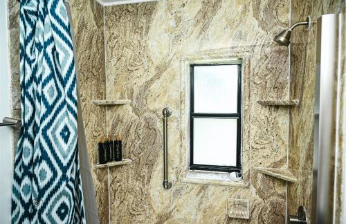 KLIZZ Suites - Photo 37