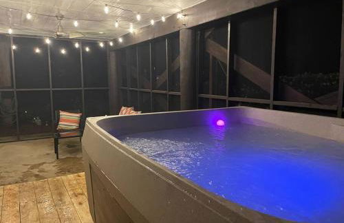 Woodsy Retreat, steps to Bay - Hot tub! - Foto 6