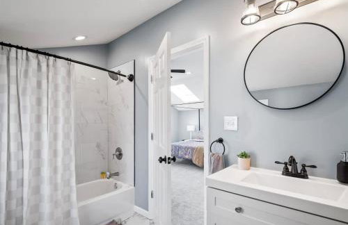 Hot Tub N64 Mins to Downtown Sleeps 8 - Foto 40