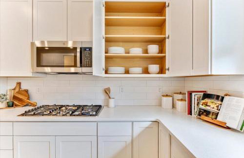 Modern 4BR Home Rooftop Patio Mountain Views - Foto 12