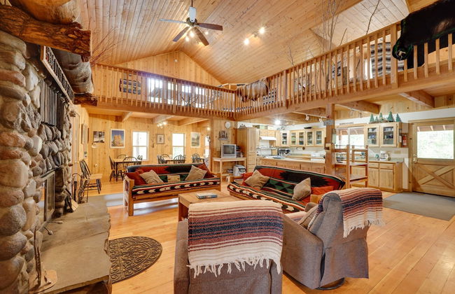 Pet-Friendly House with Deck Near Crater Lake! - Foto 1