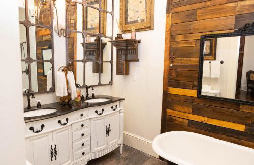 The Dollhouse - 3 Bed, 2 Bath, Walk to Downtown - Foto 29