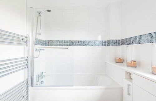 Luxury 5-Bed Country House with Hot Tub, Views & Games Room, Sleeps 12 - Kent Downs - Foto 48