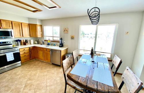 Artsy Home close to USAFA with Fireplace and Patio - Foto 11