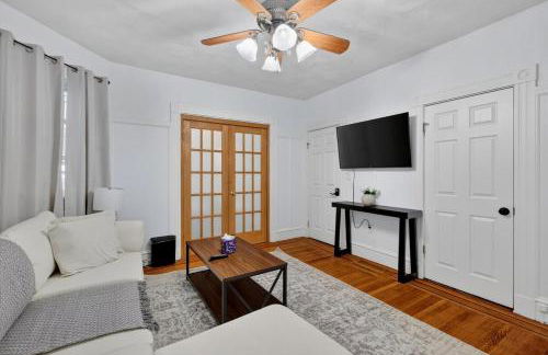 Spacious 2Br home in Malden with AC & heat - Photo 11