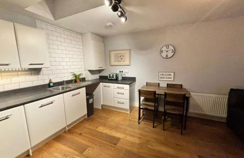 Comfortable 1BR House with Fast WiFi & Near Transport by AltoLuxo Short Lets & Serviced Accommodation - Foto 8