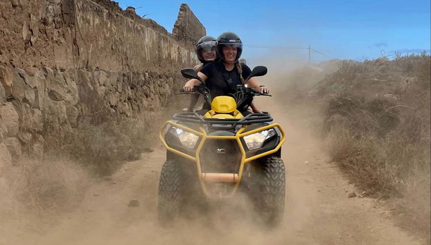 Recorriendo en quad caminos de tierra