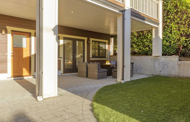 Stunning 3 Bedroom Secondary Suite N Van - Photo 53