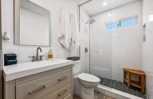 Whimsical Oasis Retreat by Rather Be Properties - Foto 45