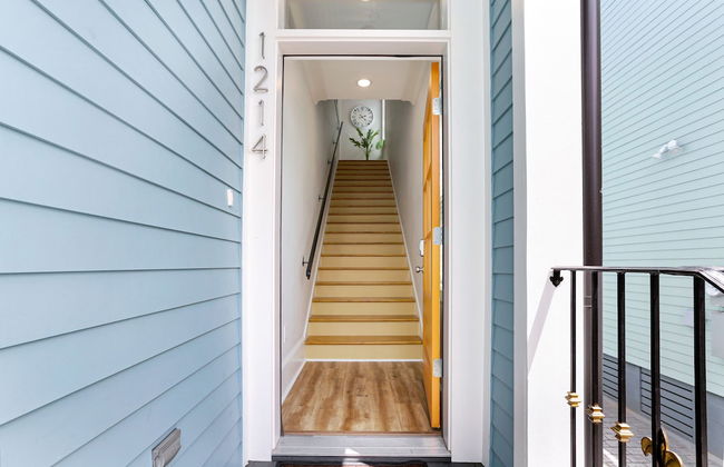 Spacious 5BR Urban Retreat with Balcony & Pool - Foto 2