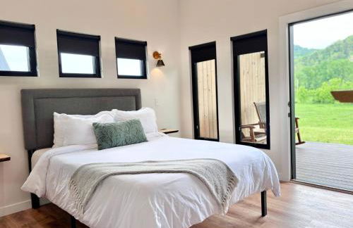 Three Suns Full Rental | 8 Cabins | Views | River - Foto 9