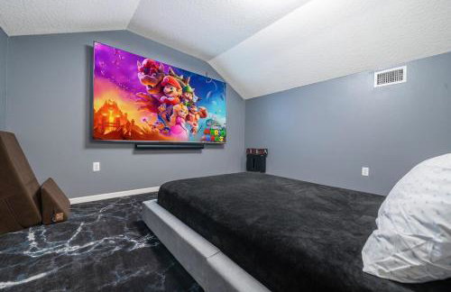 Game Room Theater Luxurious Waterfront Retreat - Photo 18