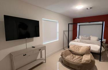 Super stylish 4 BR Home Steps from the Fun - Foto 58