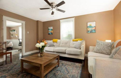 4 Bedroom House, sleeps 12, short walk to Main St! - Foto 6