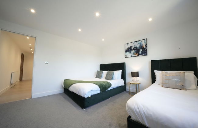 Heathrow Charge and Go - Photo 19