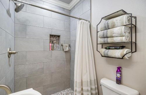 Fully Updated and Convenient! Baytown Home Near Dtwn - Foto 14